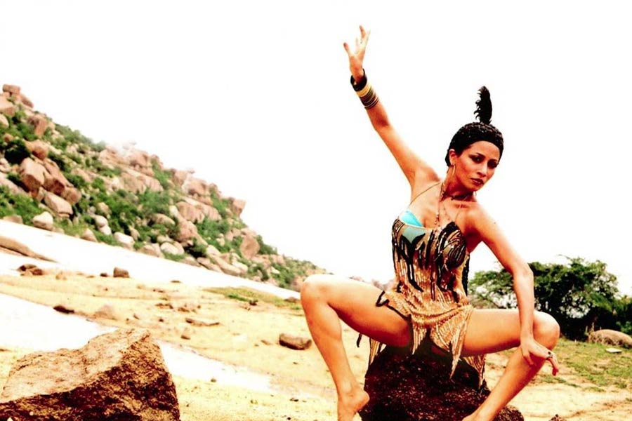 বলিপাড়ায় কানাঘুষো শোনা যায়, অন্তরা যখন অন্তঃসত্ত্বা ছিলেন, তখন তাঁর বাবা জগদীশকে রাস্তায় অর্ধনগ্ন অবস্থায় উদ্ধার করা হয়েছিল। ‘বিগ বস্’ রিয়্যালিটি শোয়ের প্রতিযোগী তথা অভিনেত্রী মিঙ্ক ব্রারের দাবি, জগদীশ রাস্তায় এমন ভাবে বসেছিলেন যে, এক নজরে তাঁকে দেখে ভিক্ষুক মনে করেছিলেন মিঙ্ক।