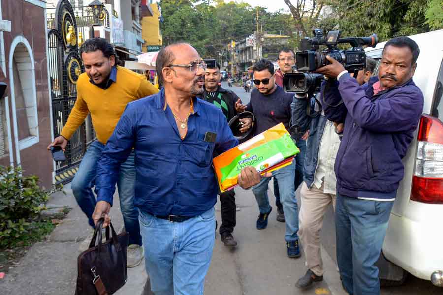 কংগ্রেস দাবি করেছে, দলের সঙ্গে সাংসদের ব্যবসার কোনও যোগসূত্র নেই। দলের পক্ষ থেকে প্রবীণ নেতা জয়রাম রমেশ এক্স (সাবেক টুইটার) হ্যান্ডলে লিখেছেন, “ধীরজ সাহুর ব্যবসার সঙ্গে জাতীয় কংগ্রেসের কোনও সম্পর্ক নেই। একমাত্র সংশ্লিষ্ট সাংসদই এর ব্যাখ্যা দিতে পারবেন কী ভাবে এত টাকা উদ্ধার হল তাঁর বাড়ি থেকে।”