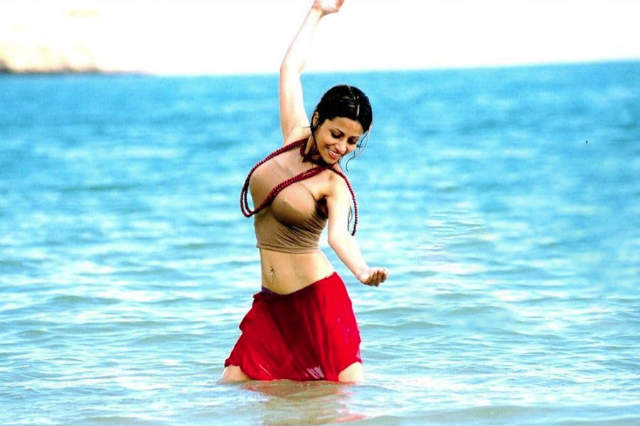 এক পুরনো সাক্ষাৎকারে অন্তরা জানিয়েছিলেন, জগদীশ অত্যধিক মাত্রায় মদ্যপান করতেন। কখনও ওষুধ খেতে ভুলে গেলে বাড়ি থেকে বাইরে বেরিয়ে যেতেন তাঁর বাবা। নজর কাড়ার জন্য তিনি রাস্তায় বসে থাকেননি বলেও জানান অন্তরা।