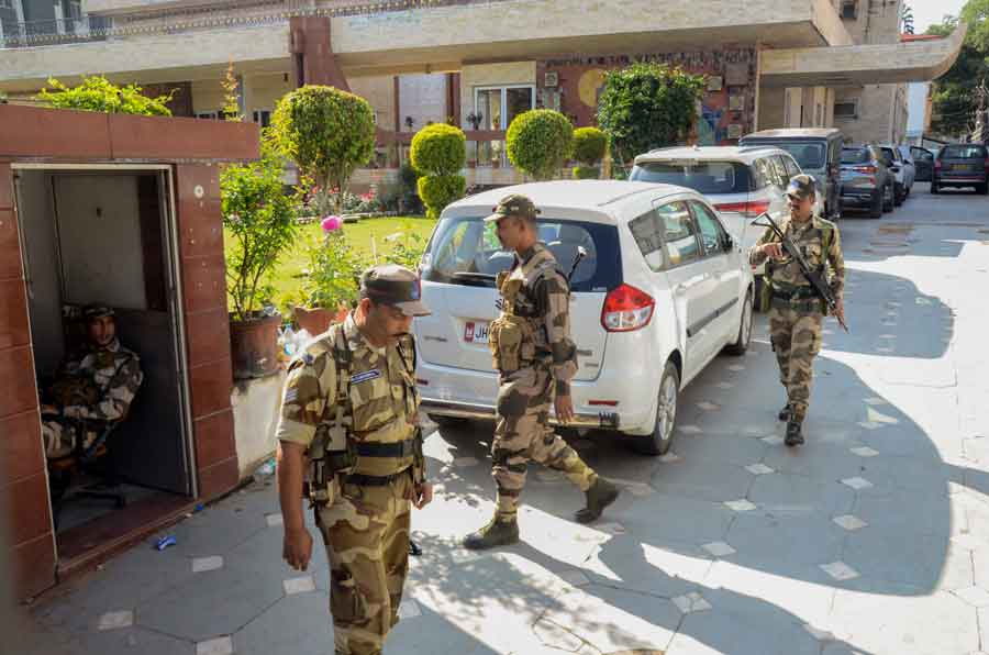 বিবিসির এক প্রতিবেদন অনুযায়ী, ধীরজ সাহুর জন্ম ১৯৫৫ সালে রাঁচীতে। তাঁর বাবা রায় সাহেব বলদেব এবং মা সুশীলা দেবী। ধীরজের বাবা দেশের স্বাধীনতা সংগ্রামের সঙ্গে যুক্ত ছিলেন। পরিবারের সঙ্গে কংগ্রেস-যোগ থাকায় ধীরজেরও ছাত্র রাজনীতিতে উত্থান হয় যুব কংগ্রেসের হাত ধরেই।