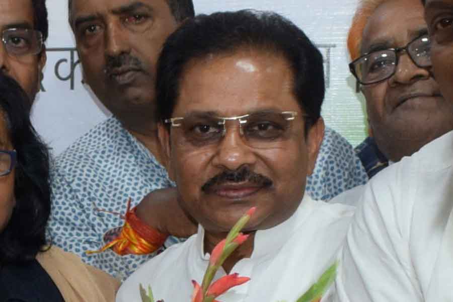 ১৯৭৭ সালে রাজনীতির জগতে পা রাখেন ধীরজ। ধীরজের ভাই শিবপ্রসাদ সাহুও কংগ্রেস নেতা। দু’বার রাঁচী থেকে সাংসদ হয়েছেন। ধীরজ স্নাতক স্তর পর্যন্ত পড়াশোনা করেছেন। তাঁর পরিবার ঝাড়খণ্ডের লোহারডাগাতে থাকে। ২০১০ সালে প্রথম বার রাজ্যসভার সাংসদ হন ধীরজ। ২০১৮ সালে দ্বিতীয় বার সাংসদ হন তিনি।