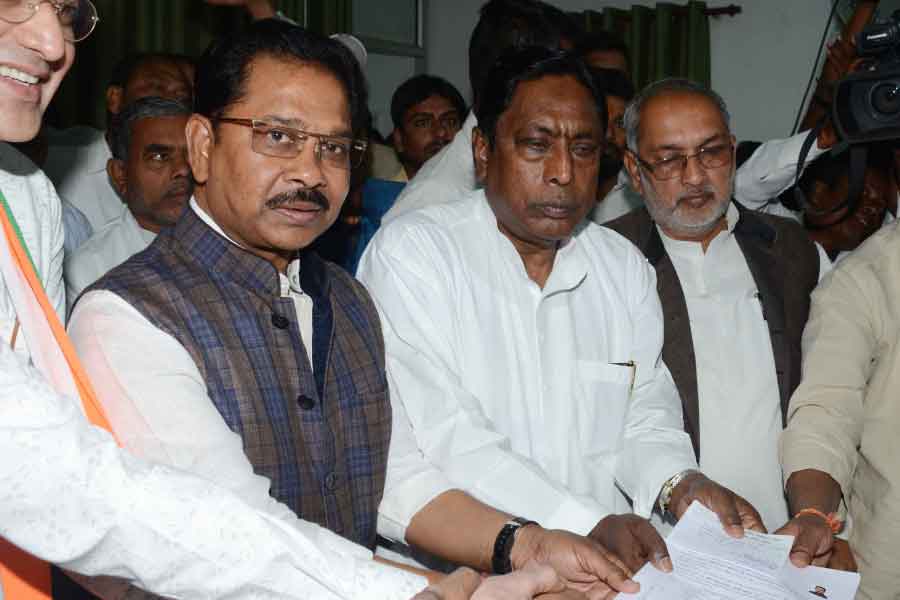 ২০১৮ সালে রাজ্যসভা নির্বাচনের জন্য যে হলফনামা দিতে হয়েছিল ধীরজকে, সেখানে তিনি জানিয়েছিলেন, তাঁর সম্পত্তির পরিমাণ ৩৪ কোটি ৮৩ লক্ষ টাকা। এ ছাড়াও ধীরজ জানিয়েছিলেন, ২০১৬-’১৭ আর্থিক বর্ষে তাঁর আয়ের পরিমাণ ছিল এক কোটি টাকা।