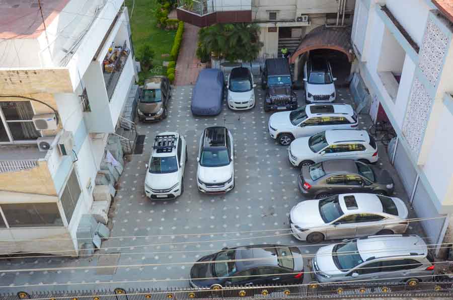 ধীরজের হলফনামা অনুযায়ী, তাঁর নামে মোট দেড় কোটি টাকার চারটি গাড়ি রয়েছে। ৮৭ লক্ষ টাকার একটি বিএমডব্লিউ, ৩২ লক্ষ টাকার ফরচুনার, ২৪ লক্ষ টাকার রেঞ্জ রোভার, সাড়ে ৮ লক্ষ টাকার পাজ়েরো।