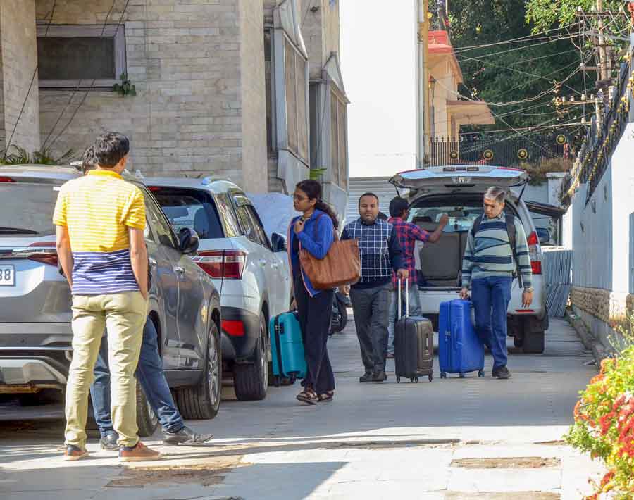 গত ৬ ডিসেম্বর ওড়িশার বৌধ ডিস্টিলারিজ় প্রাইভেট লিমিটেড এবং তার সঙ্গে জড়িত বেশ কয়েকটি সংস্থায় আয়কর দফতর হানা দেয়। আয়কর দফতরের সূত্রে খবর, এই সংস্থাগুলির সঙ্গে কংগ্রেস সাংসদ ধীরজের যোগ রয়েছে।