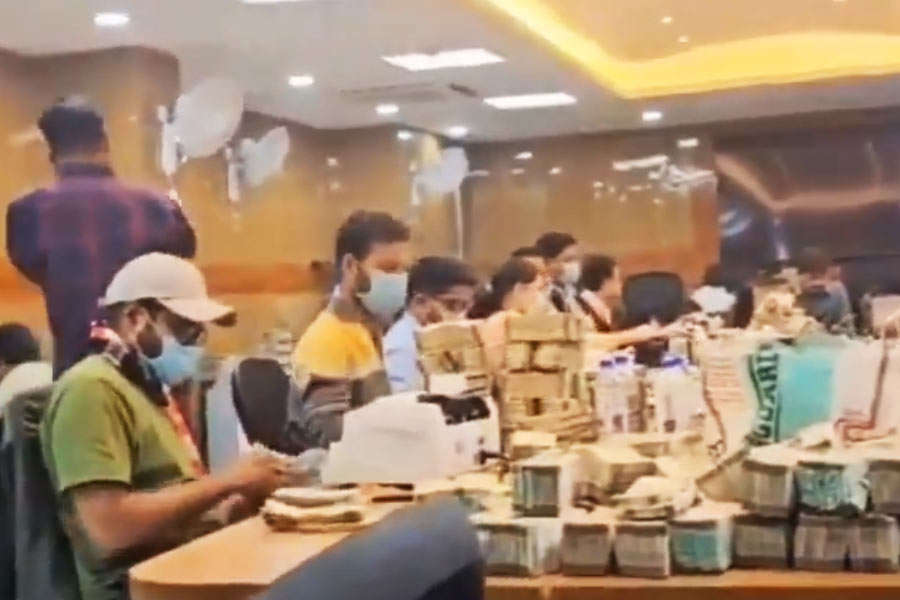 আয়কর দফতর সূত্রে খবর, বলদেও সাহু অ্যান্ড গ্রুপ অফ কোম্পানিজ় লিমিটেডের সঙ্গে জড়িত ওড়িশা এবং ঝাড়খণ্ডের ২৫টিরও বেশি ঠিকানায় পাঁচ দিন ধরে অভিযান চালানো হচ্ছে। শনিবার গভীর রাত পর্যন্ত তল্লাশি চালিয়ে ৩০০ কোটি টাকা উদ্ধার হয়েছে। তবে টাকার পরিমাণ ৪০০ কোটি ছাড়িয়ে যেতে পারে বলে মনে করছেন আয়কর কর্তারা।