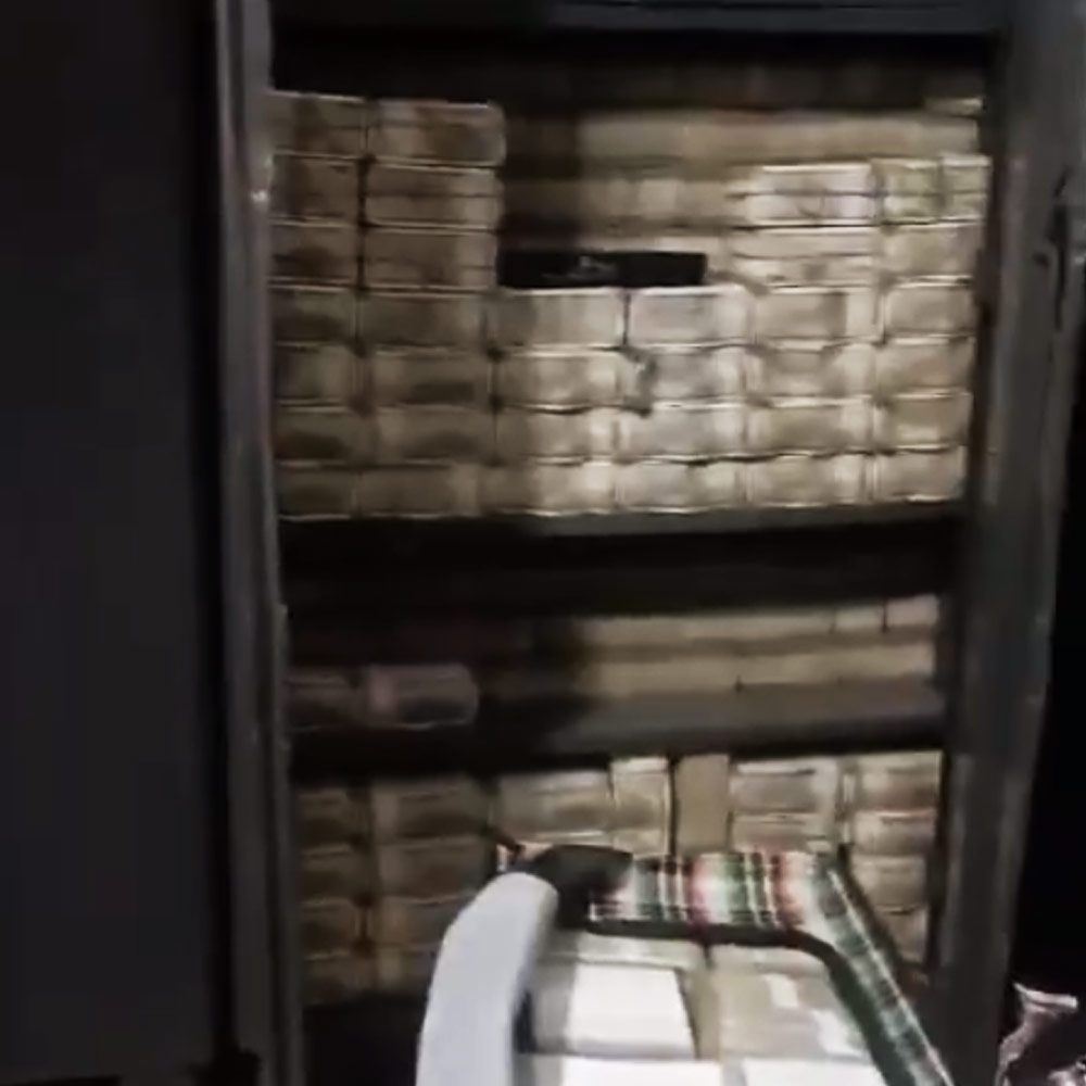 বৌধ ডিস্টিলারিজ়ের ওড়িশা এবং ঝাড়খণ্ডের বিভিন্ন ঠিকানায় তল্লাশি চালানোর সময় ৩০টি আলমারি ভর্তি টাকার হদিস পান আয়কর কর্তারা। সেই টাকা পাঠানো হয় বোলাঙ্গিরের একটি রাষ্ট্রায়ত্ত ব্যাঙ্কে।