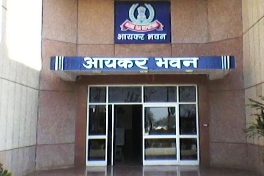 প্রথমে ছোট যন্ত্র এনে টাকা গোনা শুরু হয়। কিন্তু টাকার পরিমাণ এত বেশি ছিল যে, সেই যন্ত্রগুলি খারাপ হয়ে যায়। পরে আবার নতুন যন্ত্র আনিয়ে টাকা গোনা শুরু হয়। শুক্রবার থেকে আবার টাকা গোনা শুরু হয়েছে।