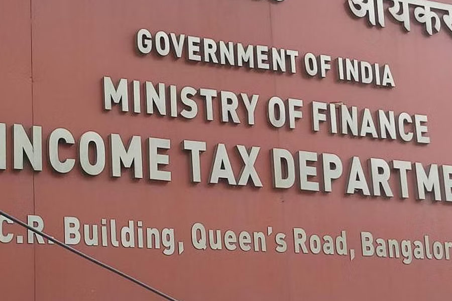 আয়কর দফতর সূত্রে খবর, বড় এবং ছোট মিলিয়ে মোট ২০০টি ব্যাগে টাকা ভরা হয়েছে। বড় এবং ছোট মিলিয়ে মোট ৪০টি যন্ত্র কাজে লাগানো হয়েছে টাকা গোনার জন্য। রবিবার আরও যন্ত্র আনা হয়েছে। টাকা গোনার জন্য কর্মীসংখ্যাও বাড়ানো হয়েছে বলে ওই সূত্রের খবর।