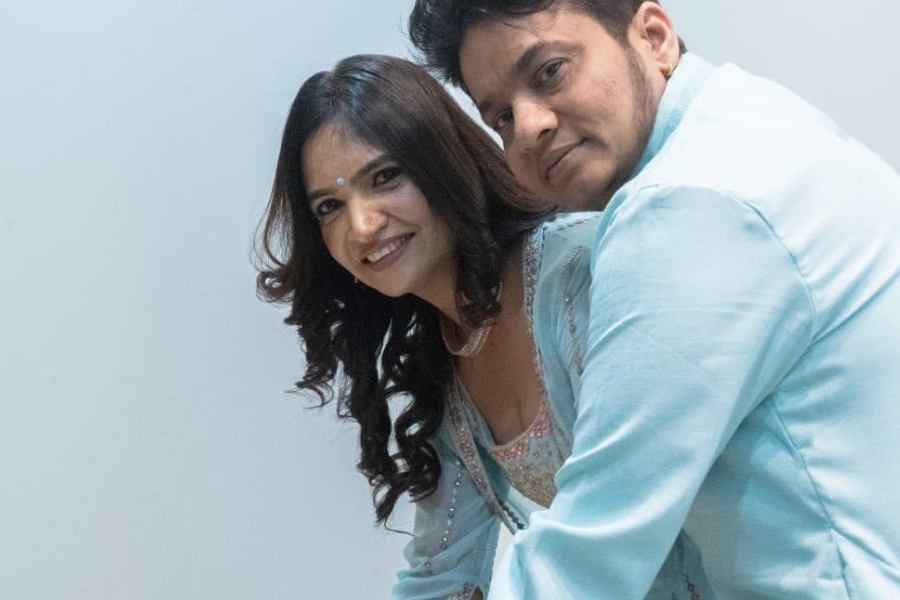 মধ্যপ্রদেশের ইনদওরে জন্ম অলকা সোনির। জন্মের কয়েক বছর পর তিনি বুঝতে পারেন নারী হয়ে জন্ম হলেও তাঁর মধ্যে ধীরে ধীরে বৃদ্ধি পাচ্ছে পুরুষসত্তা।