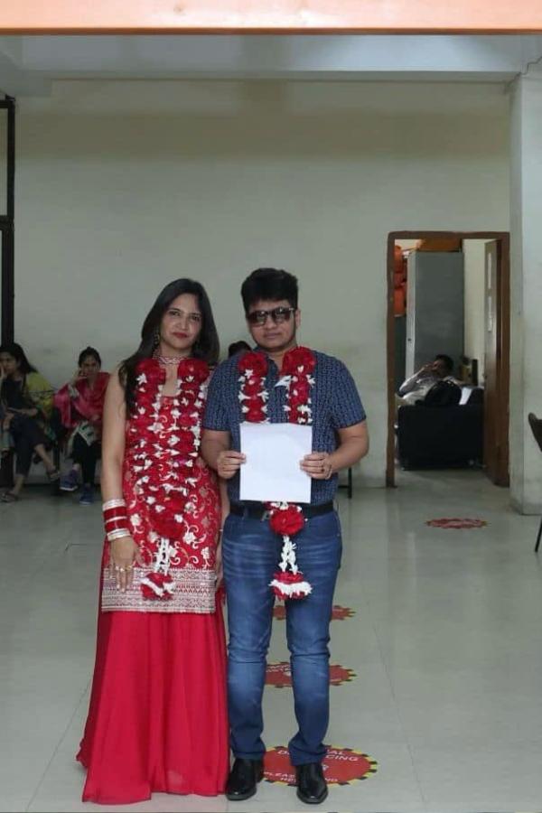 স্থানীয় সংবাদ সংস্থা সূত্রে খবর, বৃহস্পতিবার দুই পরিবারের সদস্যদের উপস্থিতিতে বিয়ের শংসাপত্র গ্রহণ করেন অস্তিত্ব এবং আস্থা।