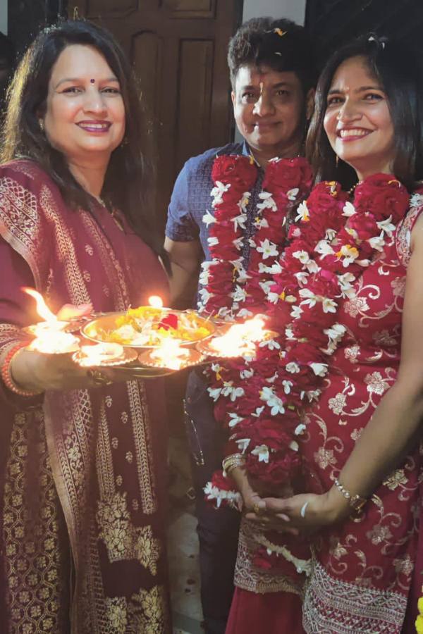 বহু বছর সম্পর্কে থাকার পর বিয়ের সিদ্ধান্ত নেওয়ার আগে দু’জনে নিজেদের পরিস্থিতি এবং তাঁদের সম্পর্কের সমীকরণ নিয়ে একে অপরের সঙ্গে বহু বার আলোচনা করেছেন বলেই জানান আস্থা। 