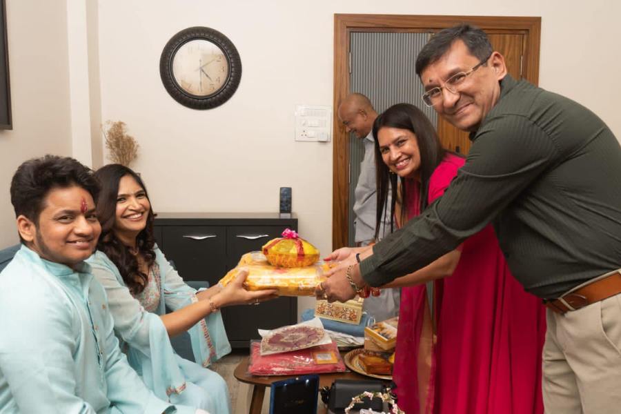 প্রথমে তাঁদের মধ্যে বন্ধুত্ব গড়ে উঠলেও সে সম্পর্ক প্রেমে গড়াতে বেশি সময় লাগেনি।