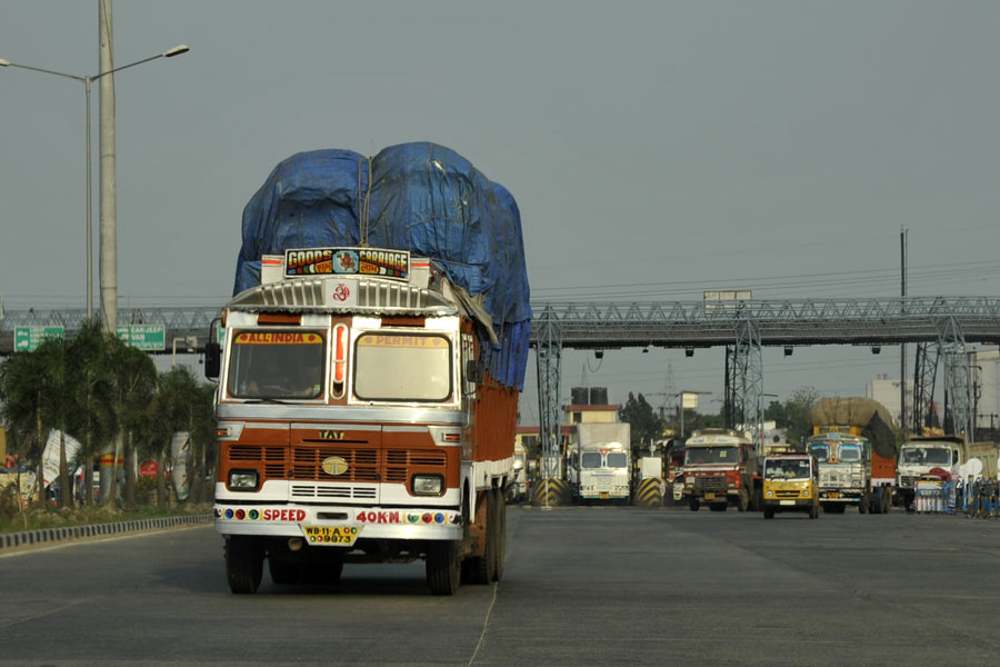 ১৯৮৮ সালে তৈরি হয় ‘ন্যাশনাল হাইওয়ে অথরিটি অফ ইন্ডিয়া’ (এনএইচএআই)। এই সংস্থার উপরেই দেশের যাবতীয় জাতীয় সড়ক দেখভালের গুরুদায়িত্ব। শুরু থেকেই অত্যন্ত পারদর্শিতার সঙ্গে তা পালন করে আসছে এনএইচএআই। এখানে মনে রাখার মতো ব্যাপার হল, প্রায় প্রতি দিনই কিন্তু দেশের জাতীয় সড়কের বহর বাড়ছে। ফলে প্রতি দিনই বাড়ছে কাজের বহর।