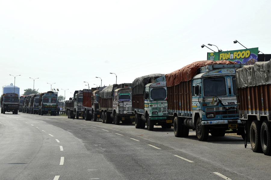 জাতীয় সড়কের বহর যে কী হারে বাড়ছে তা একটি হিসাব থেকেই পরিষ্কার হবে। ২০১৪ সালে দেশে জাতীয় সড়কের মোট দৈর্ঘ্য ছিল ৯১ হাজার ২৮৭ কিলোমিটার। ২০১৯ সালে তা বেড়ে দাঁড়ায় ১ লক্ষ ৪২ হাজার ১২৬ কিলোমিটার। ভারতের জাতীয় সড়কের যা ব্যাপ্তি তাকে গোটা পৃথিবীতে দৈর্ঘ্যের দিক থেকে দ্বিতীয় বলা চলে।