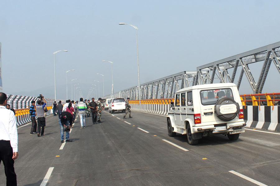 দেশ জুড়ে একাধিক জাতীয় সড়ক রয়েছে। কিন্তু জানেন কি, কোন উপায়ে জাতীয় সড়কের নামকরণ করা হয়? সে কাজেও রয়েছে বিশেষ পদ্ধতি বা সূত্র। গোটা দেশকে জাতীয় সড়কের ক্ষেত্রে আড়াআড়ি এবং লম্বালম্বি— এই দু‌’ভাগে ভাগ করা হয়। কিন্তু তাতেও রয়েছে চমক।