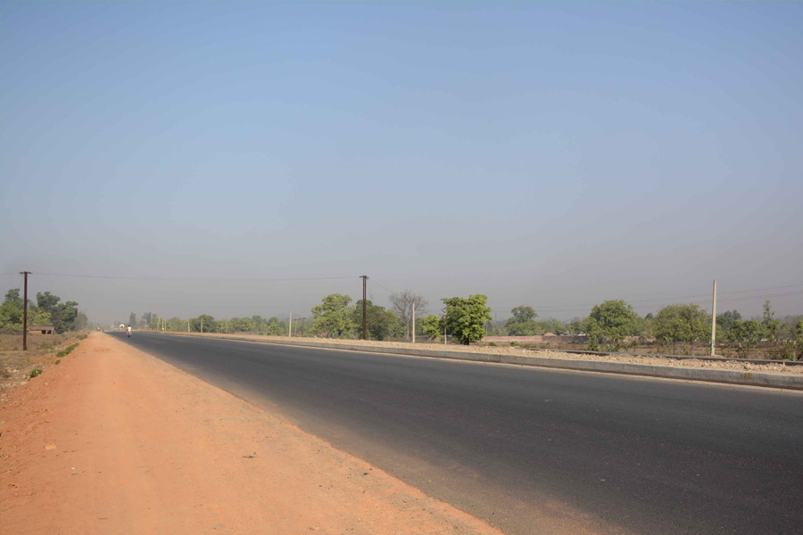 ভারতের সমস্ত জাতীয় স়ড়ক যেগুলি পূর্ব দিক থেকে পশ্চিম দিকে গিয়েছে, তার নম্বর হয় বিজোড় সংখ্যায়। যেমন, ৩, ৫, ৭, ৯ প্রভৃতি। এ ক্ষেত্রেও উচ্চতার কথা মাথায় রেখে ক্রমান্বয়ে নম্বরের বৃদ্ধি ঘটে। যেমন, ৯ নম্বর জাতীয় সড়ক উত্তর ভারতের পঞ্জাবে  রয়েছে। ঠিক তেমনই ৮৭ নম্বর জাতীয় সড়ক রয়েছে দক্ষিণতম রাজ্য তামিলনাডুতে।