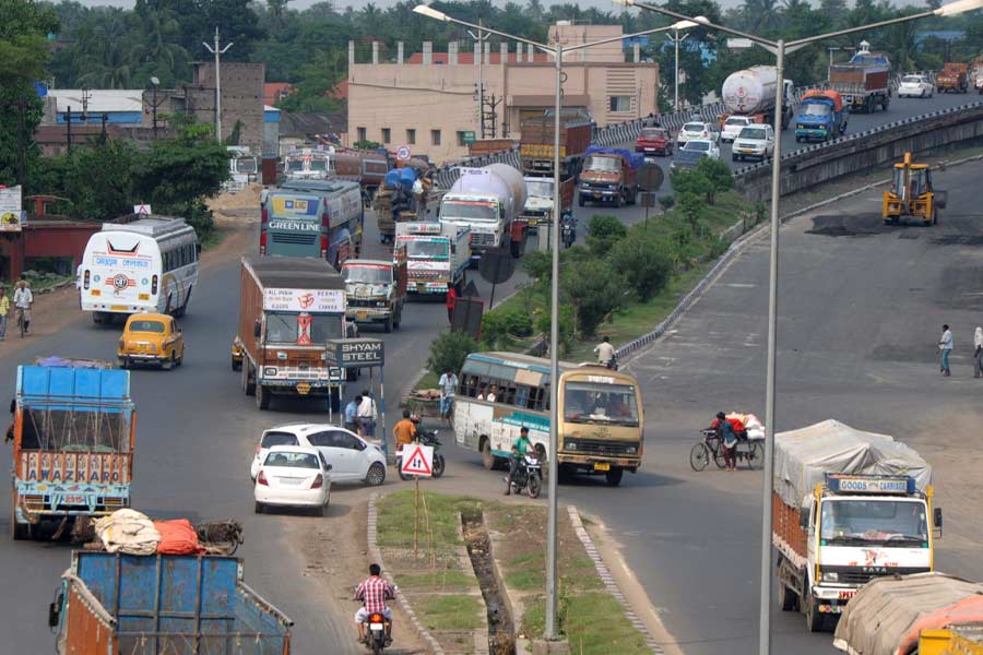দেশের সবচেয়ে দীর্ঘ রাস্তার নাম ৪৪ নম্বর জাতীয় সড়ক। এর দৈর্ঘ্য ৩,৭৪৫ কিলোমিটার। যা জম্মু-কাশ্মীরের রাজধানী শ্রীনগর থেকে শুরু হয়েছে। শেষ হয়েছে দক্ষিণ ভারতের শেষতম বিন্দু কন্যাকুমারীতে। এই জাতীয় সড়ক গিয়েছে জম্মু-কাশ্মীর, হিমাচল প্রদেশ, পঞ্জাব, হরিয়ানা, দিল্লি, উত্তরপ্রদেশ, মধ্যপ্রদেশ, মহারাষ্ট্র, তেলঙ্গানা, অন্ধ্রপ্রদেশ, কর্নাটক এবং তামিলনাড়ুর বুক চিরে।