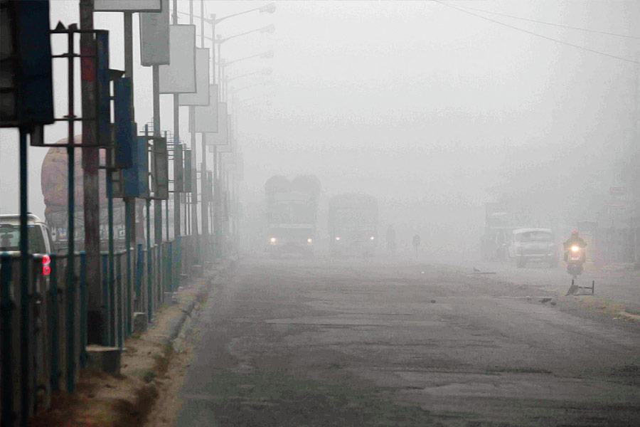 ১৬ নম্বর জাতীয় সড়কও অত্যন্ত গুরুত্বপূর্ণ। এটি ভারতের পূর্ব উপকূলের অন্যতম রাজ্য পশ্চিমবঙ্গের হুগলির ডানকুনি থেকে শুরু হয়ে শেষ হয়েছে তামিলনাড়ুর চেন্নাইয়ে। ওড়িশা, অন্ধ্রপ্রদেশের বুক চিরে গিয়েছে এই মহাসড়ক। যা আগে পরিচিত ছিল ৫ নম্বর জাতীয় সড়ক নামে।