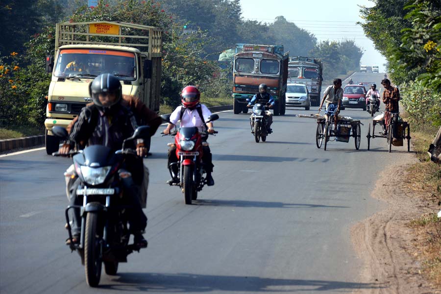 কলকাতা থেকে উত্তরবঙ্গ যাওয়ার প্রধানতম রাস্তার নাম ১২ নম্বর জাতীয় সড়ক। এই জাতীয় সড়ক কলকাতা থেকে শুরু হয়েছে। তার পর বারাসত, রানাঘাট, কৃষ্ণনগর, বহরমপুর, ফরাক্কা, মালদহ, রায়গঞ্জ পর্যন্ত গিয়েছে।