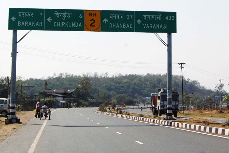 ভারতে জাতীয় সড়কের দৈর্ঘ্য বিপুল। কিন্তু তা দেশের মোট সড়ক যোগাযোগের ২ শতাংশেরও কম। রাজ্য সড়কের বিস্তার ৩ শতাংশের সামান্য বেশি। তা হলে সিংহভাগ যোগাযোগ কোন পথে হয়? তথ্য অনুযায়ী, দেশের ৬১ শতাংশ সড়ক যোগাযোগ সূচিত হয় গ্রামীণ সড়কের মাধ্যমে।