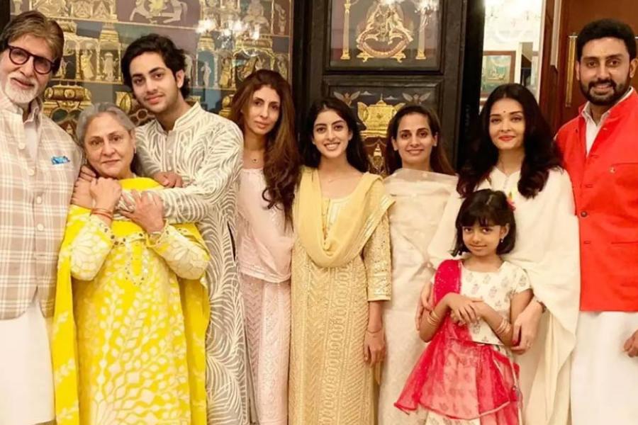 ‘জলসা’য় অশান্তি নাকি আর থামানো যাচ্ছে না। গত কয়েক মাস ধরে শিরোনামে বচ্চন পরিবার। সম্প্রতি শোনা গিয়েছিল, বিয়ের আংটিও খুলে ফেলেছেন অভিষেক। তার কয়েক দিনের মধ্যে ভাগ্নে অগস্ত্যের ছবি ‘দি আর্চিজ়’-এর প্রিমিয়ারে ঐশ্বর্যার আঙুলে অনুপস্থিত ছিল তাঁদের বিয়ের আংটি।