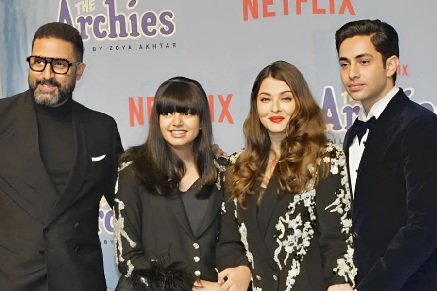 যদিও ছবির প্রিমিয়ারে গোটা বচ্চন পরিবারকে একসঙ্গে দেখে আশ্বস্ত হয়েছিলেন তাঁদের অনুরাগীরা। তবে তার এক দিনের মধ্যেই পুত্রবধূ ঐশ্বর্যাকে নিজের সমাজমাধ্যম থেকে আনফলো করে দেন অমিতাভ। 