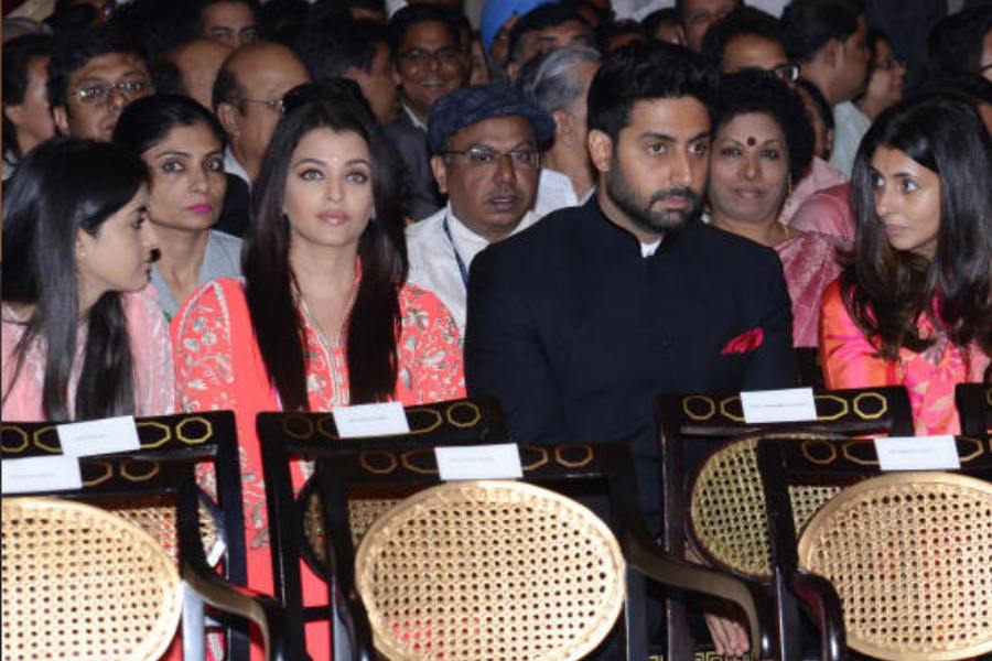 কিন্তু গত কয়েক মাস ধরে নাকি তাল কেটেছে বচ্চন পরিবারে। কিছুই নাকি আগের মতো আর নেই। শাশুড়ি জয়া ও ননদ শ্বেতার সঙ্গে নাকি মনোমালিন্য চরমে উঠেছে ঐশ্বর্যার।