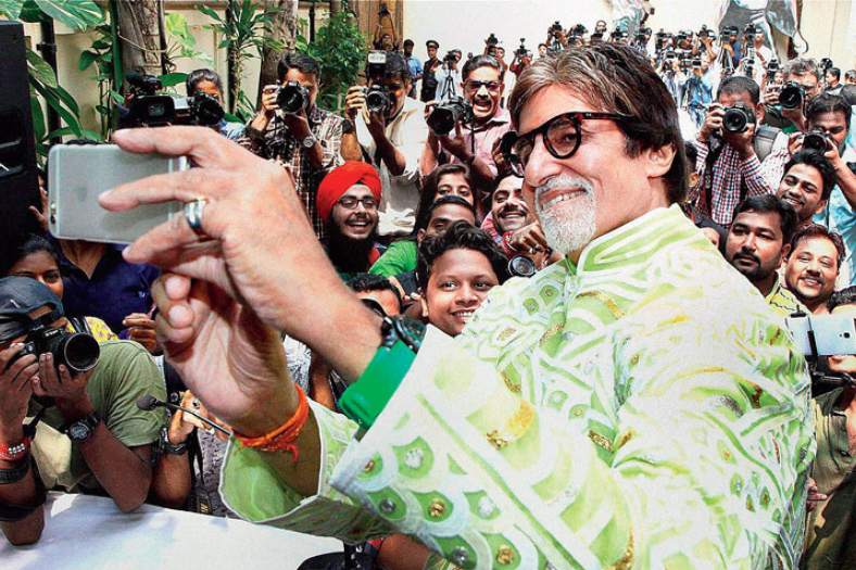 এমনকি, অমিতাভের জন্মদিনের ছবি থেকে নব্যা ও অগস্ত্যকে কেটে বাদ দিয়ে সমাজমাধ্যমের পাতায় সেই ছবি পোস্ট করেন অভিনেত্রী।