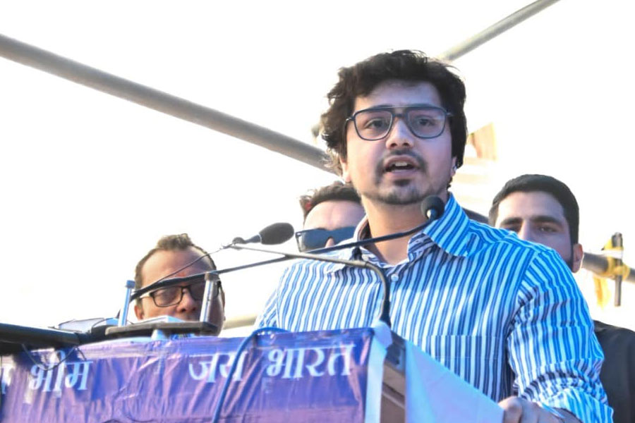 নাম আকাশ আনন্দ। বয়স সবে ২৮। রাজনীতিতে তাঁর অভিজ্ঞতা মেরে কেটে বছর ছ’য়েকের। তার আগে দীর্ঘদিন দেশেই ছিলেন না তিনি। তবে বিএসপি সূত্রে খবর, ভাইপো আকাশকে রাজনীতিতে আনার প্রস্তুতি দীর্ঘদিন ধরেই নিচ্ছিলেন মায়া।