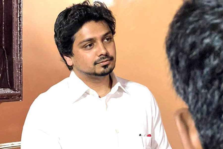 তখন আকাশ ২২ বছরের এক তরুণ। সবে লন্ডন থেকে পড়াশোনা শেষ করে দেশে ফিরেছেন। আকাশের সঙ্গে দলের শীর্ষ নেতৃত্বের পরিচয় করিয়ে দিয়েছিলেন মায়া।