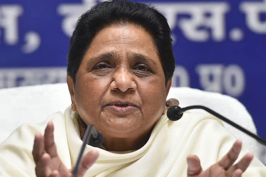 তখন উত্তরপ্রদেশে ‘বুয়া-বাবুয়া’ জোট চলছে। সামনে বিধানসভা ভোট। কংগ্রেস এবং বিজেপিকে আটকাতে হাত মিলিয়েছিল স্থানীয় দুই দল বিএসপি এবং সমাজবাদী পার্টি। অখিলেশ যাদবের সঙ্গে এক মঞ্চে দেখা যাচ্ছিল মায়াবতীকে।