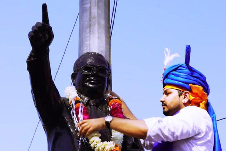 ২০১৯ সালের লোকসভা নির্বাচন ছিল রাজনৈতিক ভাবে গুরুত্বপূর্ণ। প্রধানমন্ত্রী নরেন্দ্র মোদীর নেতৃত্বে বিজেপির দেশ শাসনের ‘রেজাল্ট’। উত্তরপ্রদেশের লোকসভা আসনে ৮০ টি আসনে ভোট। বিজেপির হাতে রাম মন্দিরের মত জীবন্ত ইস্যু। আর সেই আবহে মুখ্যমন্ত্রীর মুখ যোগী আদিত্যনাথ। বিজেপির পক্ষে ছিল অনেক কিছুই।