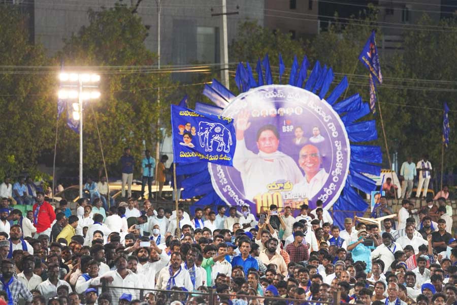 সেখানে বিএসপি ওই ভোটে লড়েছিল ফাঁকা হাতে। ২০১৪ সালের লোকসভায় একেবারে শূন্য হয়ে গিয়েছিল বিএসপি। তাই ২০১৯ সালের লোকসভা ভোট ছিল মায়াবতীর দলের কাছে অগ্নিপরীক্ষা।