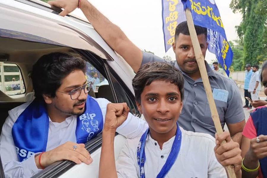 ম্যানেজমেন্টের ছাত্র আকাশের সম্পর্কে বিএসপি নেতাদের জিজ্ঞাসা করা হলে তাঁরা বলেছেন, কম কথা বলেন, বেশি কাজ করেন। আর খুব ভাল শ্রোতা। পার্টির অনেকেই মনে করেন ভাল নেতা হওয়ার গুণ রয়েছে আকাশের।