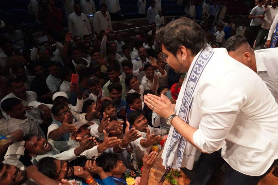 ফলে, দলনেতা হিসাবে তাঁর অভিষেক যে স্রেফ সময়ের অপেক্ষা, তা বুঝতে পেরেছিলেন মায়াবতীর অনুগামীরা। অবশেষে রবিবার এল সেই মাহেন্দ্র ক্ষণ!