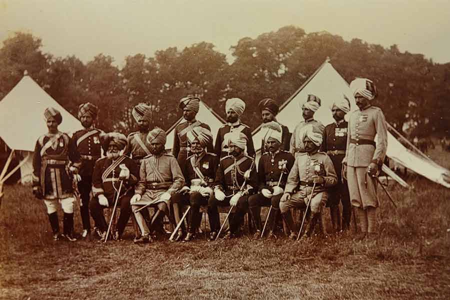 স্মৃতি: হ্যামটন কোর্ট প্যালেসের প্রদর্শনীতে ভারতীয় সৈন্যদের ছবি। 