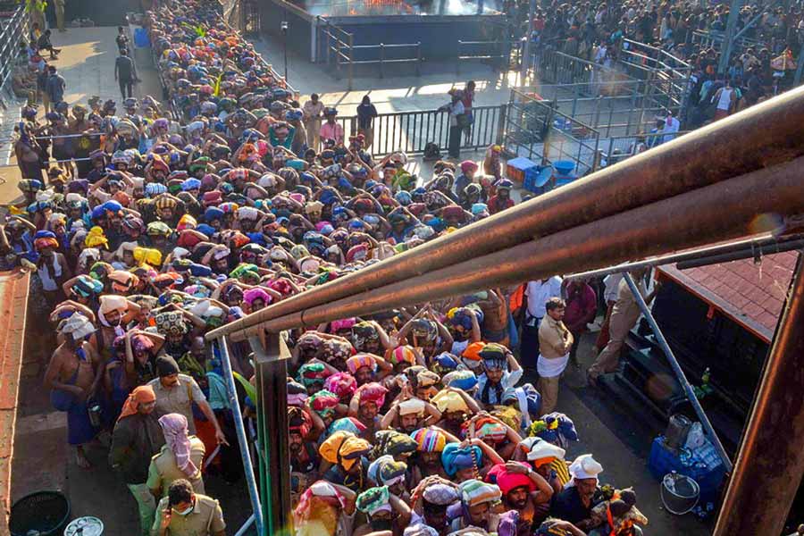 Girl collapses while waiting in queue amid heavy rush in Sabarimala Temple