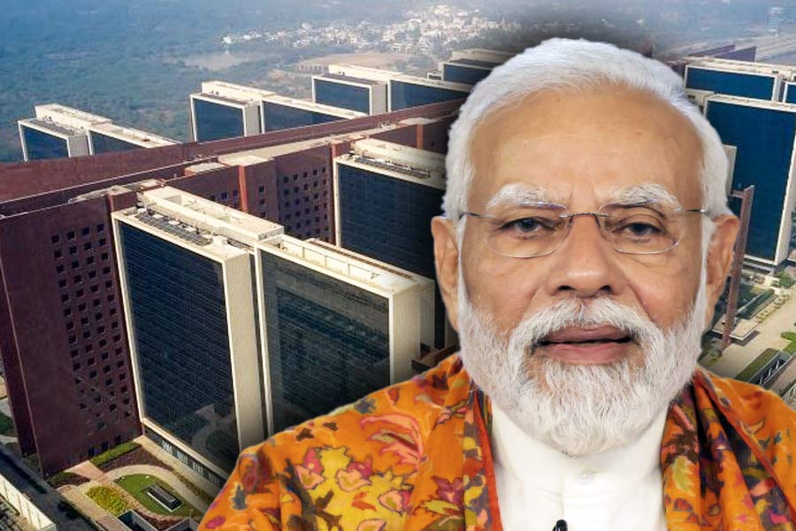 চলতি বছরের ১৭ ডিসেম্বর বিশ্বের সবচেয়ে বড় অফিস ভবনের উদ্বোধন করতে চলেছেন প্রধানমন্ত্রী নরেন্দ্র মোদী। এই অফিস ভবনটি গুজরাতের সুরাতে অবস্থিত।