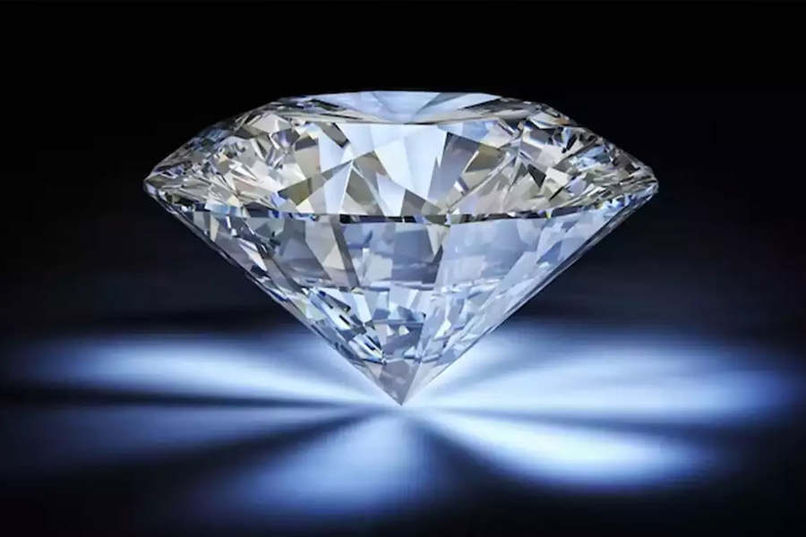 সুরাতে তৈরি বিশ্বের সবচেয়ে বড় অফিস ভবনের নাম সুরাত ডায়মন্ড বুর্স। হিরে তৈরির যাবতীয় কাজ এই অফিসে হয়।