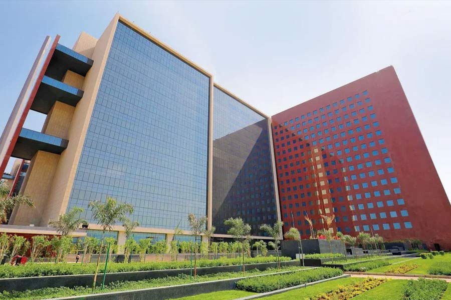 ২০১৫ সালের ফেব্রুয়ারি মাস থেকে সুরাত ডায়মন্ড বুর্সের অফিস ভবন তৈরির কাজ শুরু হয়। নির্মাণকাজের জন্য ভারতীয় মুদ্রায় আনুমানিক ৩,৫০০ কোটি টাকা খরচ হয়েছে।