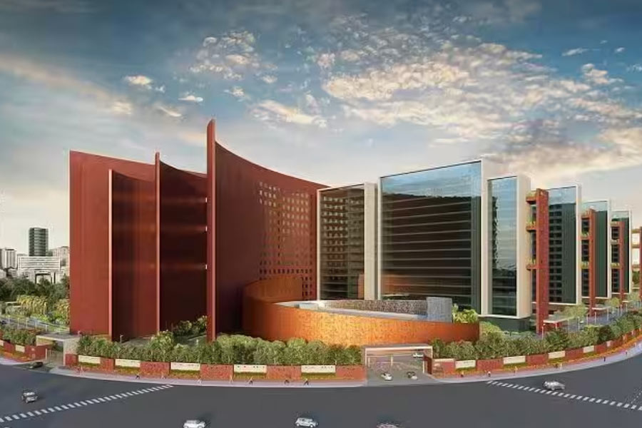 সুরাত ডায়মন্ড বুর্স ভবনটি ১৫ তলার একটি অফিস। অফিস ভবনটি তৈরি করেছে এক বিখ্যাত স্থাপত্য সংস্থা। প্রকল্পের সিইও মহেশ গাধভি জানিয়েছেন, সুরাত ডায়মন্ড বুর্স গুজরাতের হিরের বাজারকে আরও এগিয়ে নিয়ে যাবে।