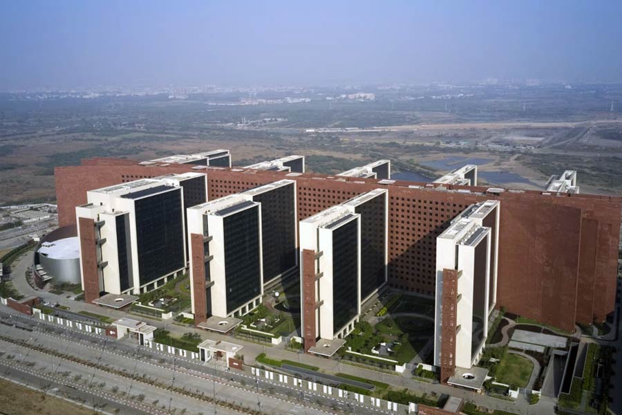 ১৫ তলার বহুতলে কর্মীদের যাতায়াতের সুবিধার জন্য রয়েছে মোট ১৩১টি লিফ্‌ট। পরিবেশ রক্ষার যাবতীয় নিয়ম মেনেই বহুতলটি তৈরি করা হয়েছে বলে দাবি নির্মাতাদের।