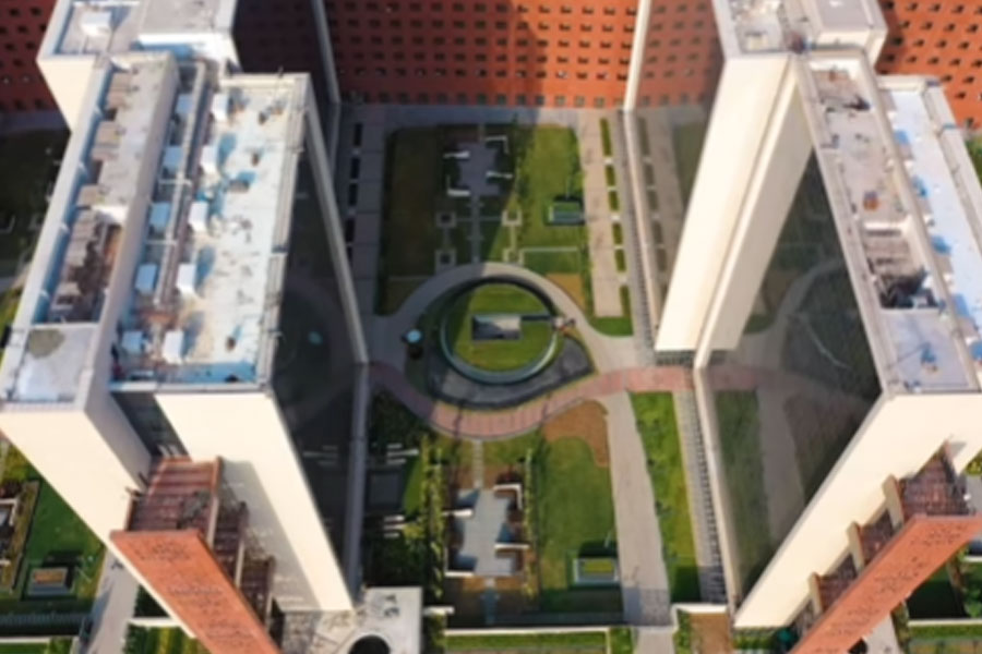 নির্মাতাদের দাবি, বহুতল অফিস ঠান্ডা রাখার জন্য প্রাকৃতিক উপায়ে সেখানে বায়ু চলাচলের বন্দোবস্ত করা হয়েছে। ব্যবহৃত হয়েছে সৌরশক্তিও।