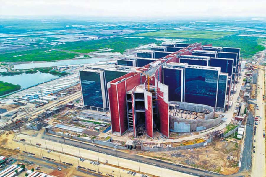 সুরাত ডায়মন্ড বুর্সের নির্মাতারা জানিয়েছেন, অফিসটিতে মোট ৬২২৪৫০.৩৬৮ বর্গমিটার কাজের জায়গা (ফ্লোর এরিয়া) রয়েছে। প্রায় সাড়ে ৪ হাজার হিরে লেনদেন করার অফিস এই এলাকায় গড়ে উঠতে পারে বলে নির্মাতাদের দাবি।