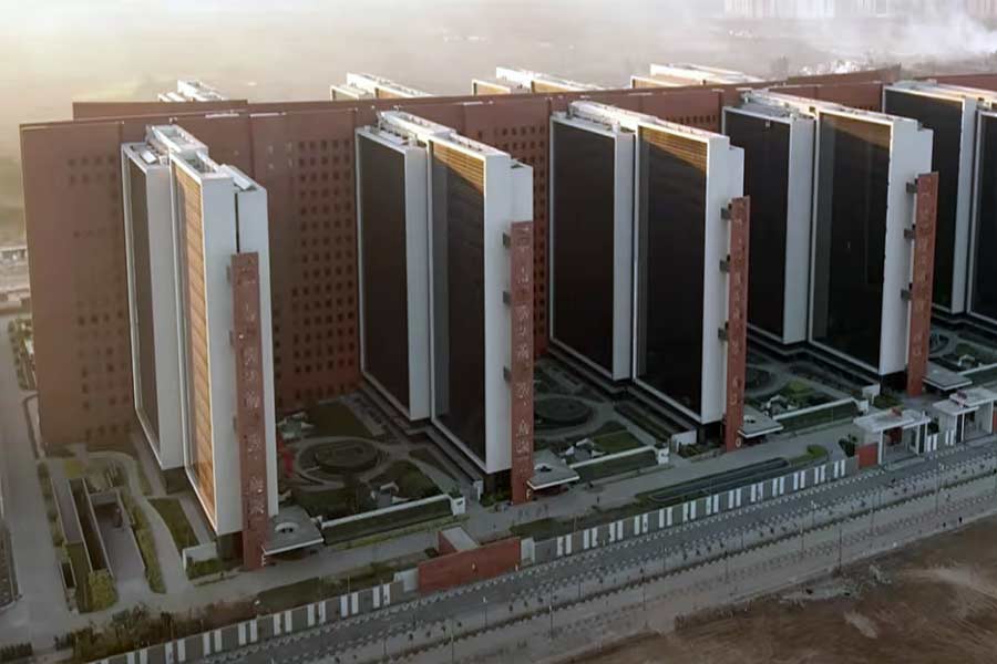 ডায়মন্ড রিসার্চ অ্যান্ড মার্চেন্টাইল (ড্রিম) সিটির অন্তর্গত সুরাত ডায়মন্ড বুর্সের অফিসটি চলতি বছরের অগস্ট মাসে বিশ্বের সবচেয়ে বড় অফিস ভবনের শিরোপা পায়।