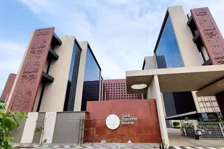 সুরাতের অফিসে কর্মীর সংখ্যাও প্রচুর। সুরাত ডায়মন্ড বুর্স প্রায় ৬৫ হাজার মানুষের কর্মস্থল। নভেম্বর মাস থেকে ২৬৮ মিটারের এই বহুতলে কাজ শুরু হয়ে গিয়েছে।