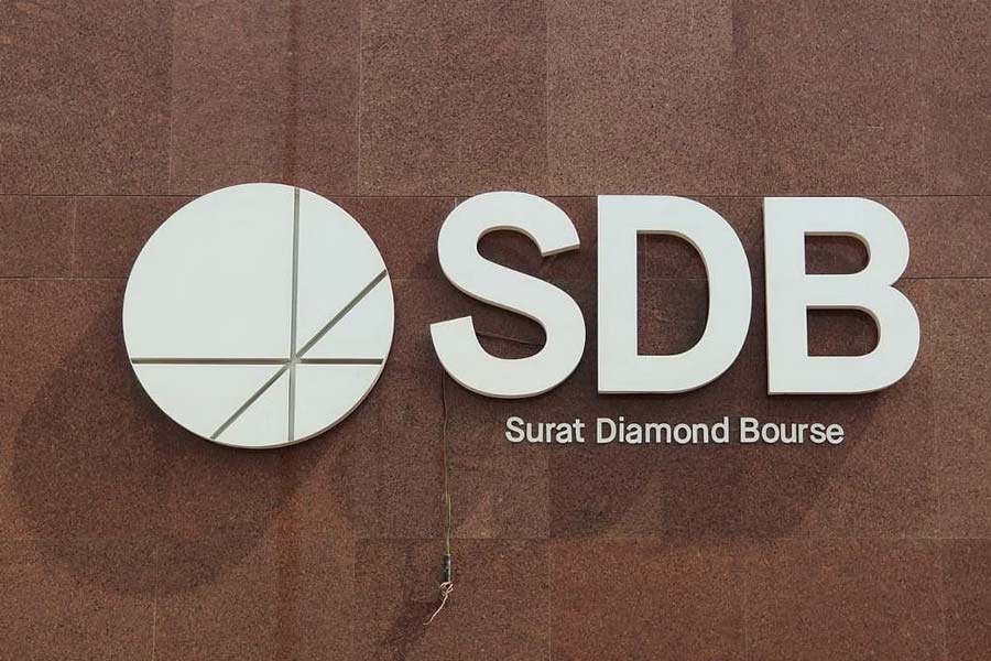 সুরাত ডায়মন্ড বুর্সের অফিস ভবনে রয়েছে নিরাপদ সিন্দুক, কনফারেন্স হল, রেস্তরাঁ এবং ব্যাঙ্ক। বিনোদনের জন্য নানা রকম আয়োজনও রয়েছে এই অফিসে। কর্মীদের জন্য আলাদা একটি হলঘর তৈরি করা হয়েছে যেখানে তাঁরা বিভিন্ন রকম কাজ করতে পারেন।