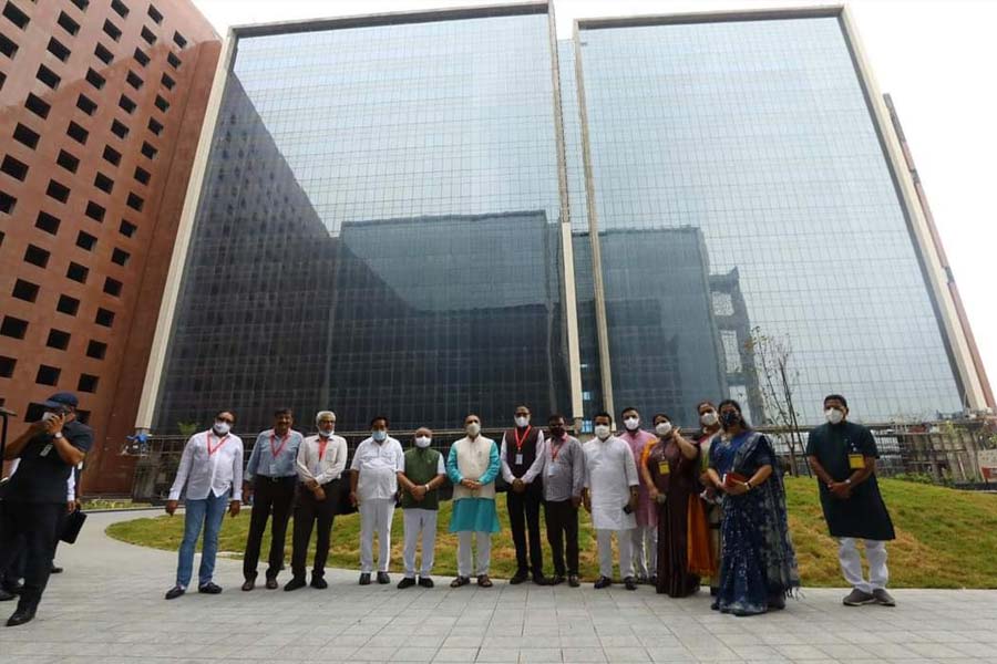 প্রদর্শনীশালা থেকে শুরু করে প্রশিক্ষণশালাও তৈরি করা হয়েছে সুরাত ডায়মন্ড বুর্সের অফিস ভবনে। বিশ্বের ৯০ শতাংশ হিরে কাটা হয় সুরাতে। হিরে কাটা, পালিশ করা থেকে শুরু করে বাণিজ্যিক লেনদেন, সব কাজই হবে এই অফিসের এক ছাদের তলায়।