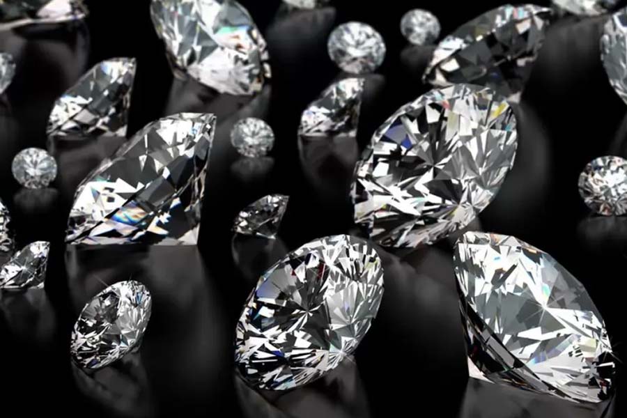 হিরে রফতানির জন্য যে সরকারি ছাড়পত্রের প্রয়োজন হয় তা-ও পাওয়া যাবে সুরাত ডায়মন্ড বুর্সের অফিস ভবনে। ছাড়পত্রের জন্য আলাদা করে বাইরে কোথাও যেতে হবে না।