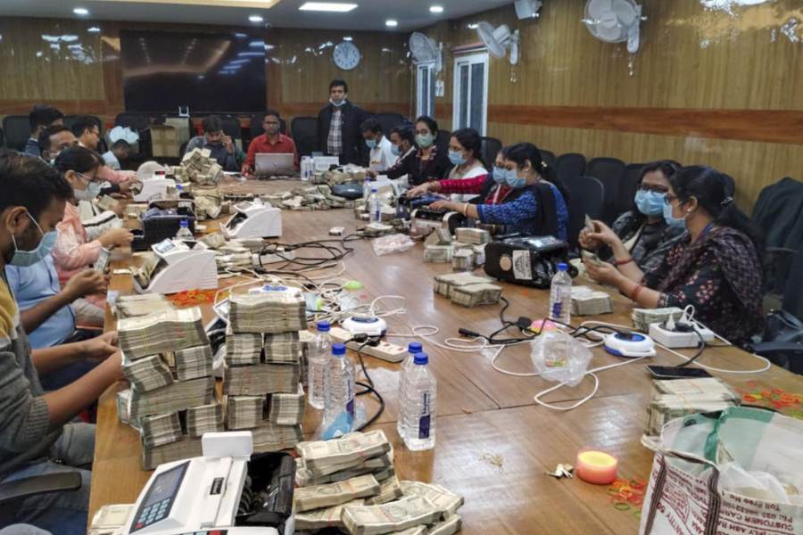 আয়কর দফতর সূত্রের একাংশের দাবি, দেশে এখনও পর্যন্ত কোনও আয়কর  হানায় এত পরিমাণে টাকা উদ্ধার করা যায়নি। প্রসঙ্গত, দুই রাজ্যে ক্রমাগত তল্লাশি চালিয়ে ১৭৬টি ব্যগভর্তি টাকা উদ্ধার করা হয়েছে এই পর্যন্ত। 